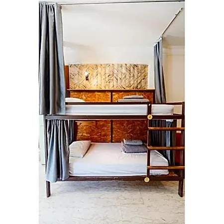 House Of Nissus Hostel *